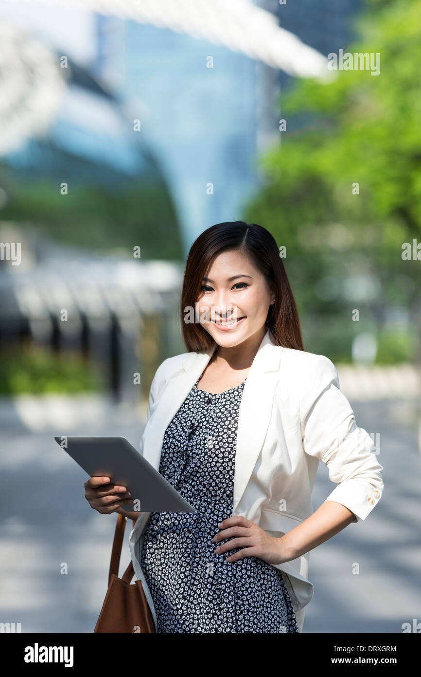 Chinesische Business-Frau mit einem Tabletcomputer. Asiatische Geschäftsfrau mit digitalen Tablettcomputer. Stockfoto