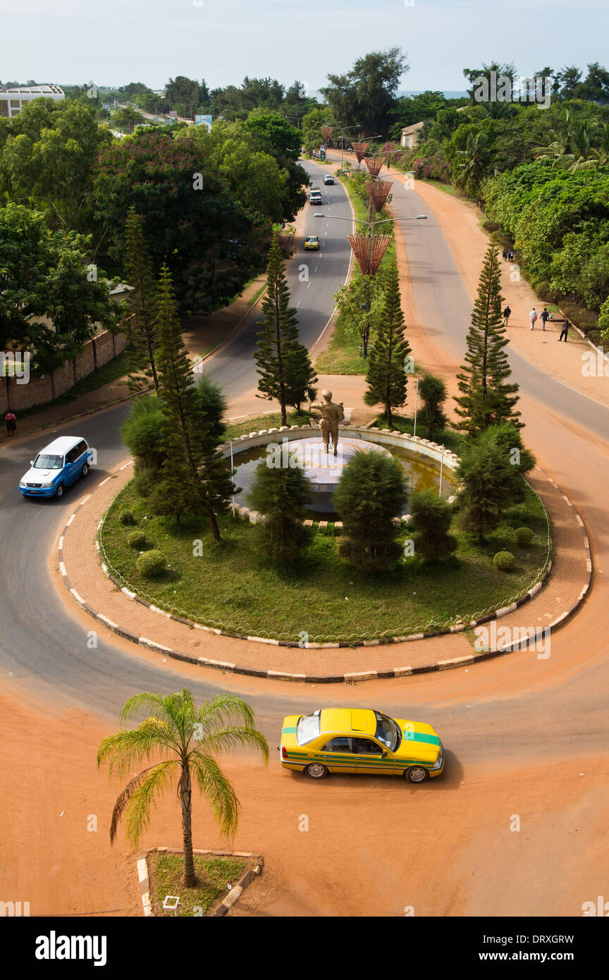 Kreisverkehr auf dem Banjul-Serrakunda Highway, Banjul, Gambia Stockfoto