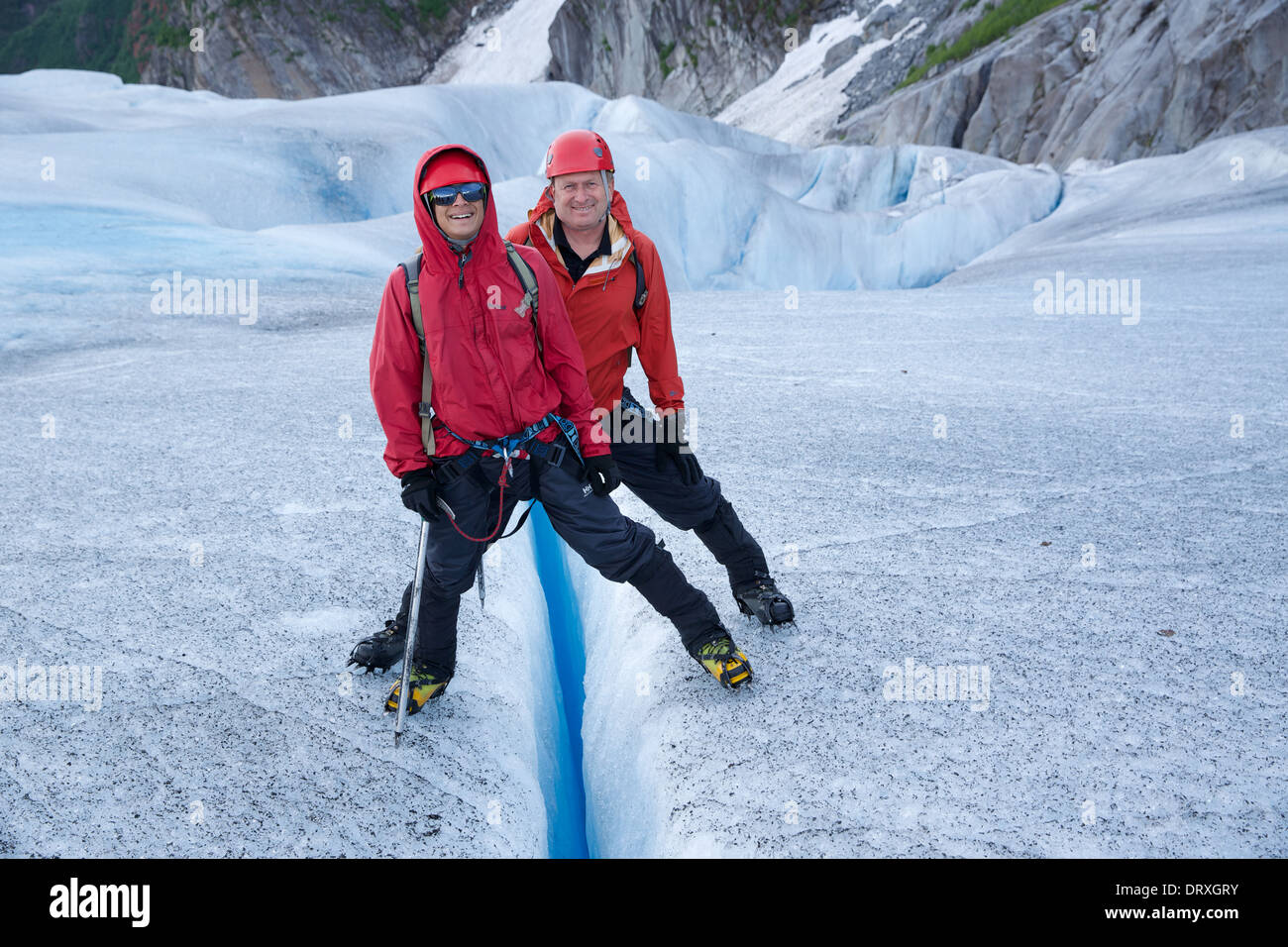 Zwei Personen stehen in einer Gletscherspalte im Mendenhall-Gletscher, Juneau, Alaska Stockfoto