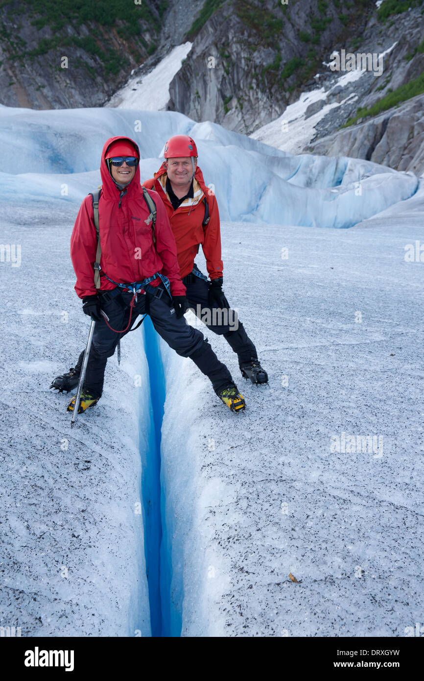 Zwei Menschen stehen in einer Gletscherspalte im Mendenhall-Gletscher in Alaska Stockfoto