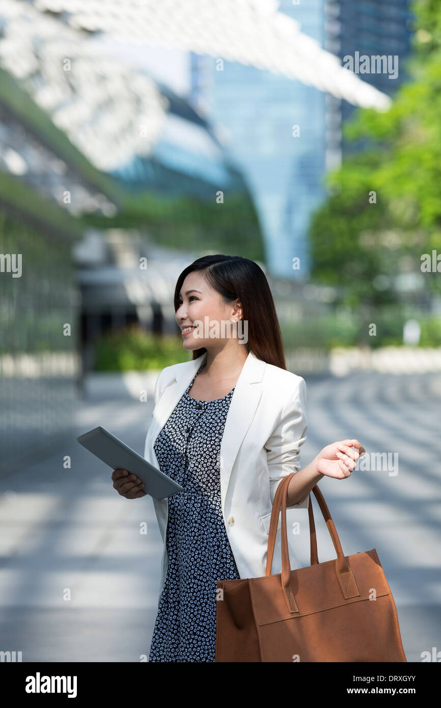 Chinesische Business-Frau mit einem Tabletcomputer. Asiatische Geschäftsfrau mit digitalen Tablettcomputer. Stockfoto