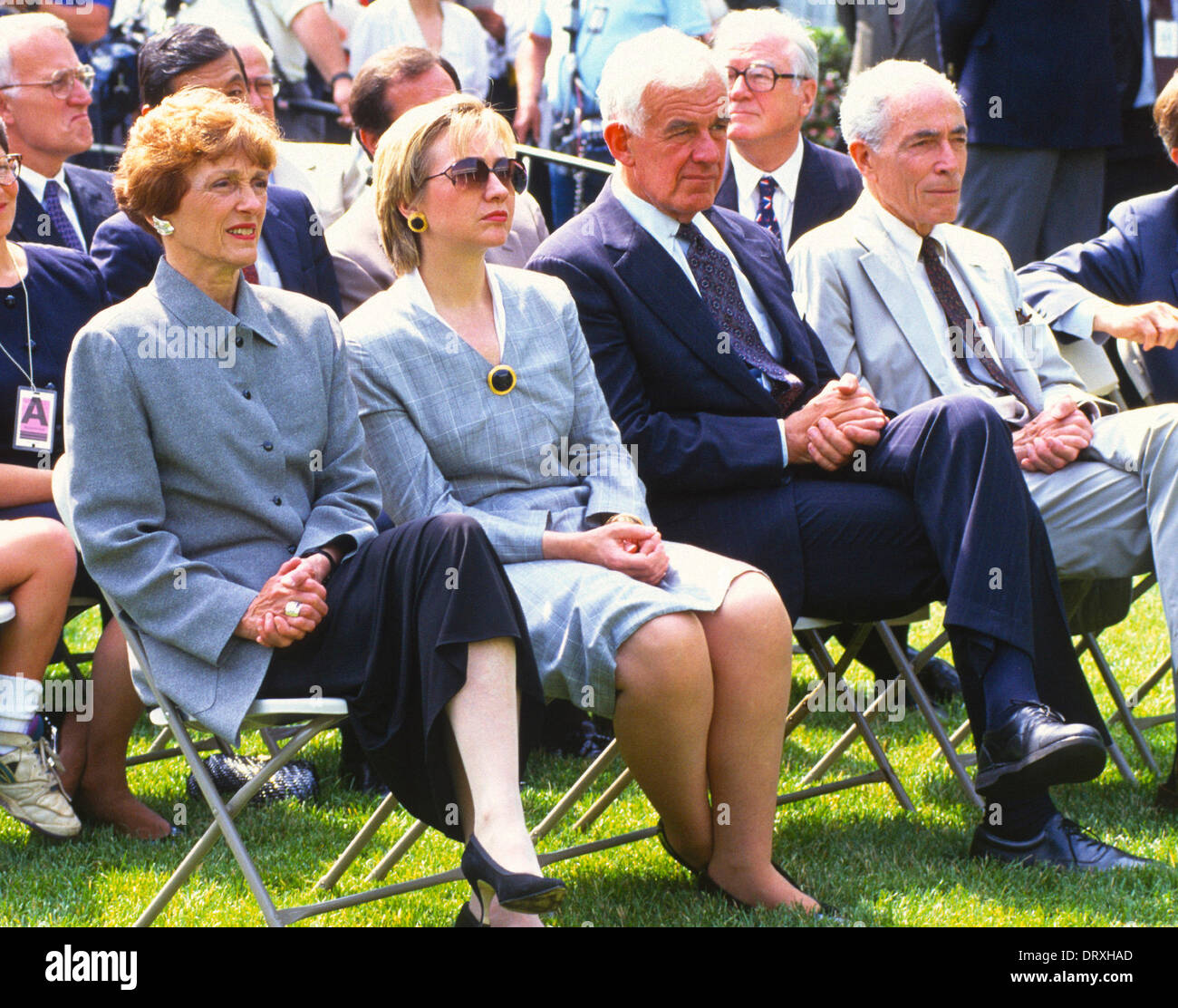 Von links nach rechts: Joan Mondale, erste Dame Hillary Rodham Clinton, Sprecher des United States House Of Representatives Tom Foley (Demokrat von Washington) und US-Senator Claiborne Pell (Demokrat von Rhode Island) zusehen, wie US-Präsident Bill Clinton, ehemaliger US-Vizepräsident Walter Mondale als US-Botschafter in Japan im Rose Garden des weißen Hauses in Washington nennt , DC, USA, 11. Juni 1993. Mrs-Mondale verstarb am 3. Februar 2014. Foto: Howard L. Sachs / CNP Stockfoto