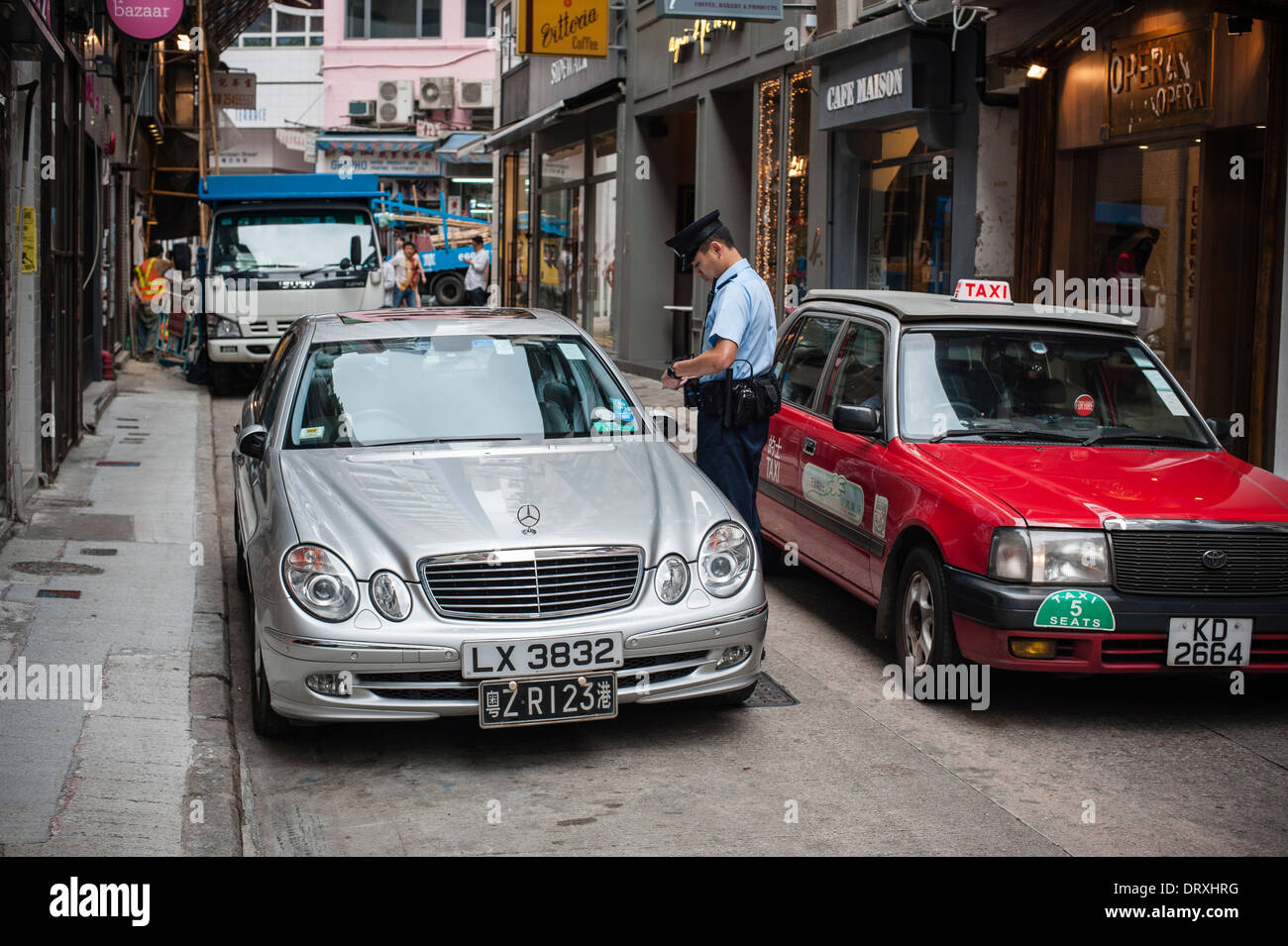 Polizist Schönung falsch geparkten Mercedes Auto in Gough Street. Das Auto hat auch ein Kennzeichen der Volksrepublik China Stockfoto