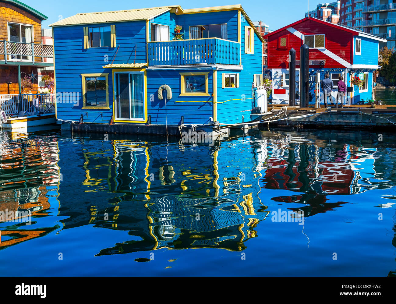 Schwimmende Heimatdorf blau rot Hausboote Fishermans Wharf Reflexion Innenhafen, Victoria Vancouver British Columbia Kanada Stockfoto