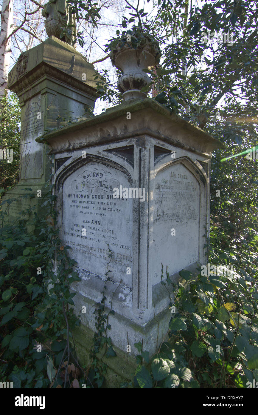 Viktorianische Grab im Friedhof.  Abney Park Friedhof Grab Stockfoto