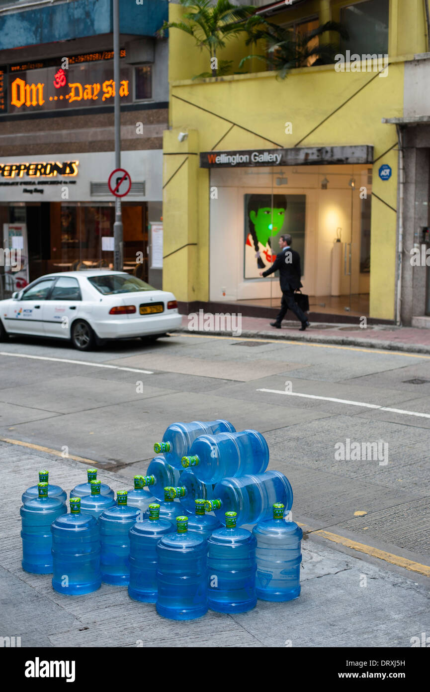 Auch mineralische Wasserflaschen aufgereiht in Wyndham Street im Zentrum von alten Hong Kong Stockfoto