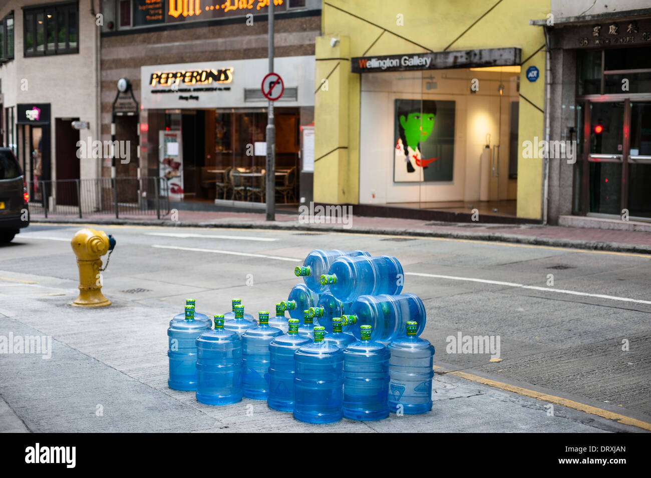 Auch mineralische Wasserflaschen aufgereiht in Wyndham Street im Zentrum von alten Hong Kong Stockfoto