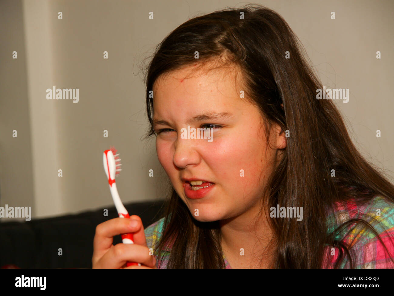 Dreizehn Jahre altes Mädchen mit Zahnbürste Stockfoto