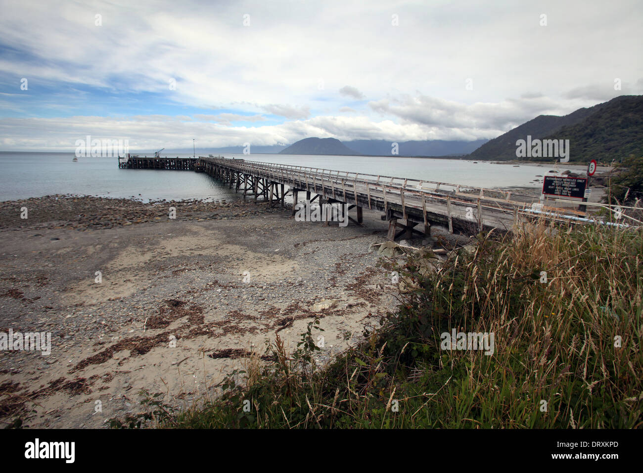 Pier in abgelegenen Jackson Bay, in der Nähe von Haast, Neuseeland Stockfoto