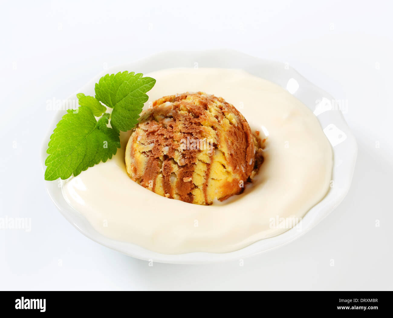 Vanillepudding und Kugel Eis Stockfoto