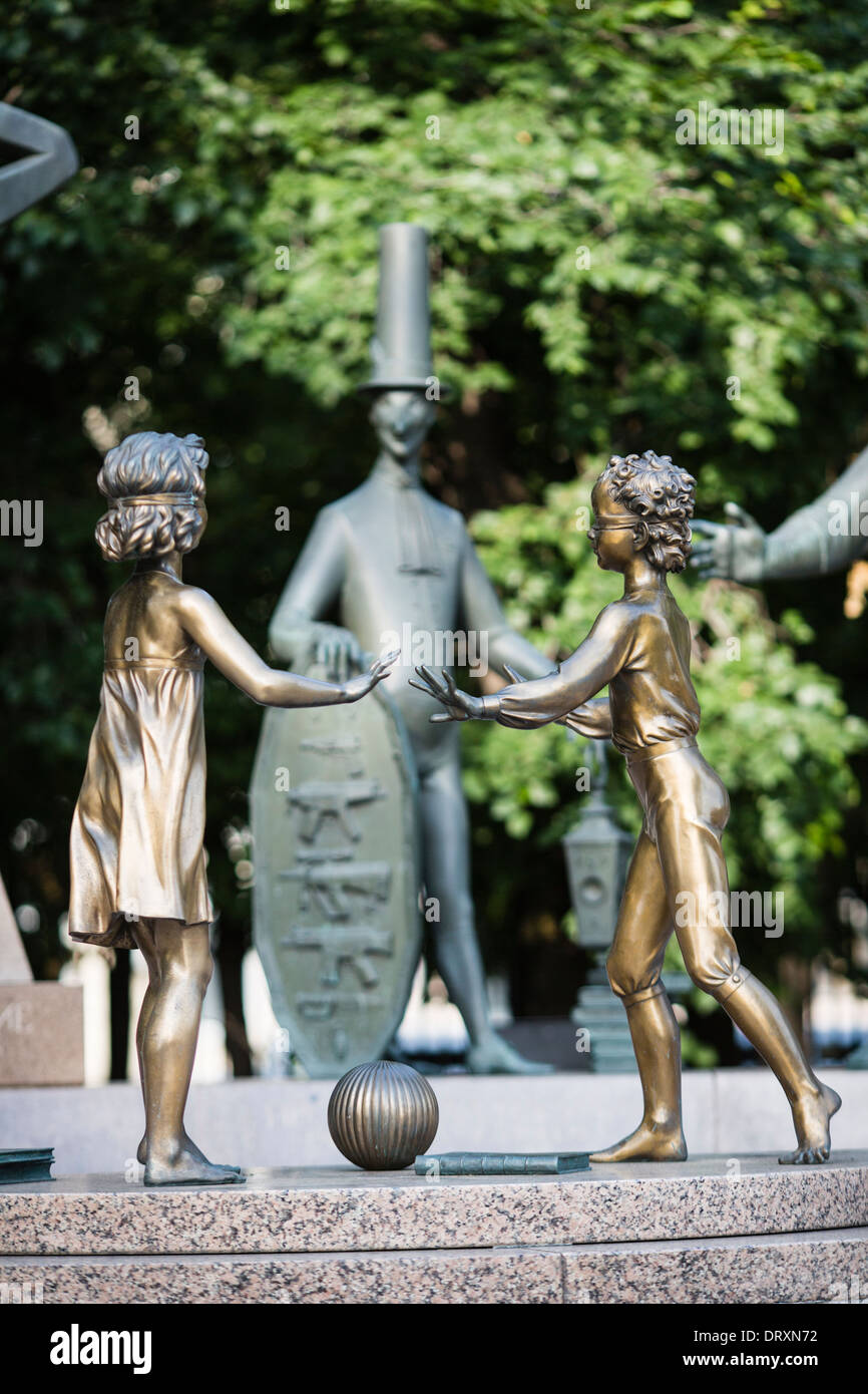 Kinder sind die Opfer der Erwachsenen Laster, eine Serie von Skulpturen von Mihail Chemiakin in Bolotnaja-Platz, Balchug, Moskau, Russland Stockfoto