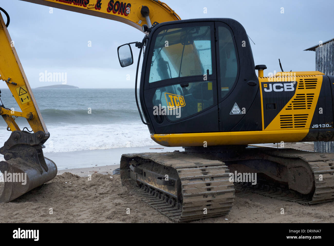 Schwere Anlage wird Delpoyed Küstenschutzes während der Winterstürme und Hochwasser im Winter 2014 bauen Stockfoto