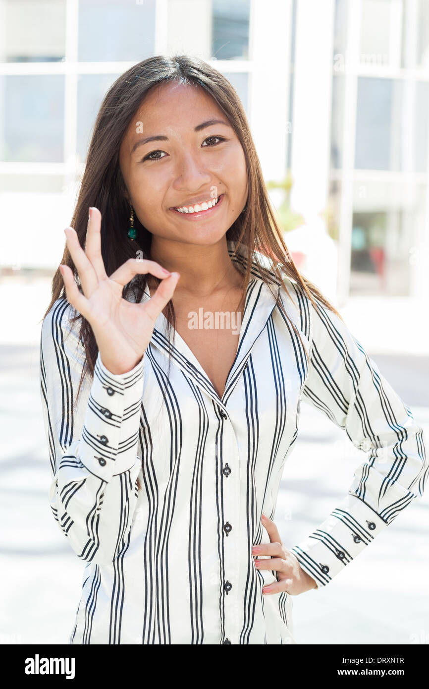 Porträt einer ziemlich asiatische Frau mit positiven Gesten Stockfoto
