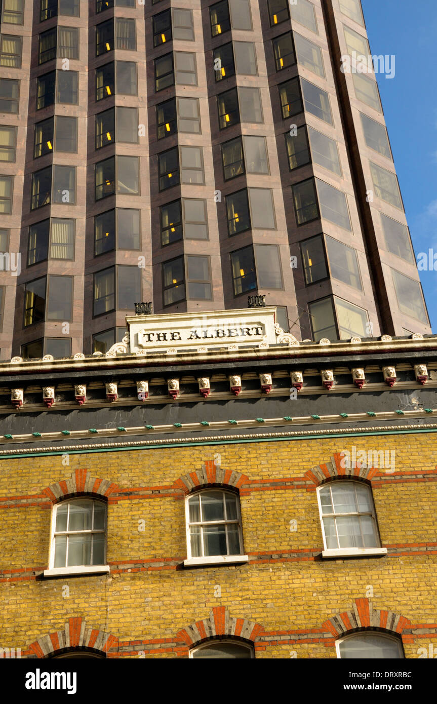 London, England, Vereinigtes Königreich. Die Albert-Kneipe an der Ecke Victoria Street und Buckingham Gate. Moderne Bürogebäude hinter Stockfoto