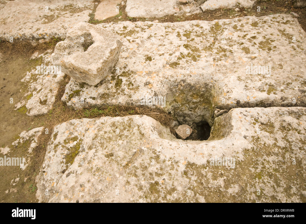 Asien, Türkei, westliche Mittelmeer, Perge (2. Jh. v. Chr.), Wasser-Kanal mit Stecker auf Colonnaded Straße Stockfoto