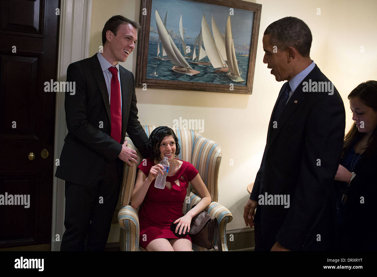 US-Präsident Barack Obama prüft auf die Gesundheit des Karmel Allison, die während einer Veranstaltung auf die bezahlbare Pflege Act im Weißen Haus 21. Oktober 2013 in Washington, DC in Ohnmacht zu fallen begann. Stockfoto