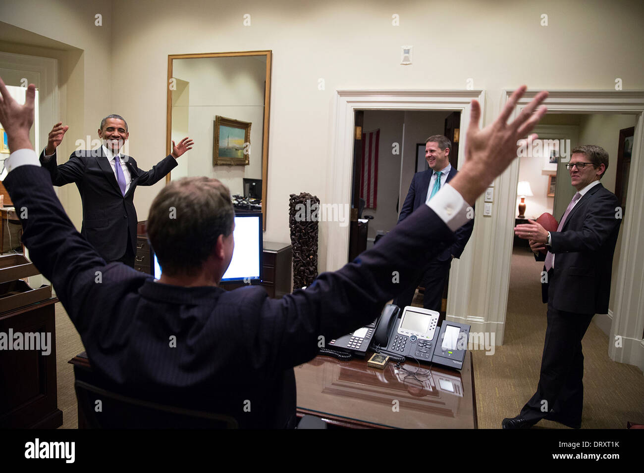 US-Präsident Barack Obama feiert mit Pressesprecher Jay Carney in äußeren Oval Office nach der Senat-Abstimmung über die Bundesregierung Herunterfahren und Schulden Decke 16. Oktober 2013 in Washington, DC. Reise-Regisseur Marvin Nicholson und Senior Advisor Dan Pfeiffer zu sehen. Stockfoto