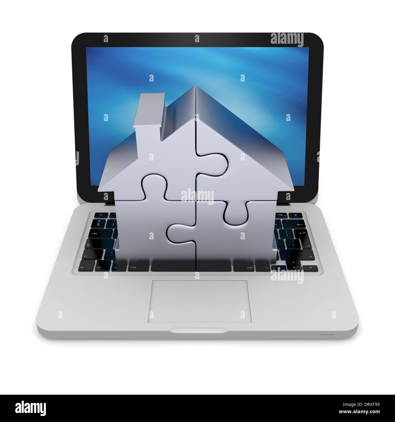 Haus-Symbol gemacht von vier silbernen Puzzleteile auf laptop Stockfoto
