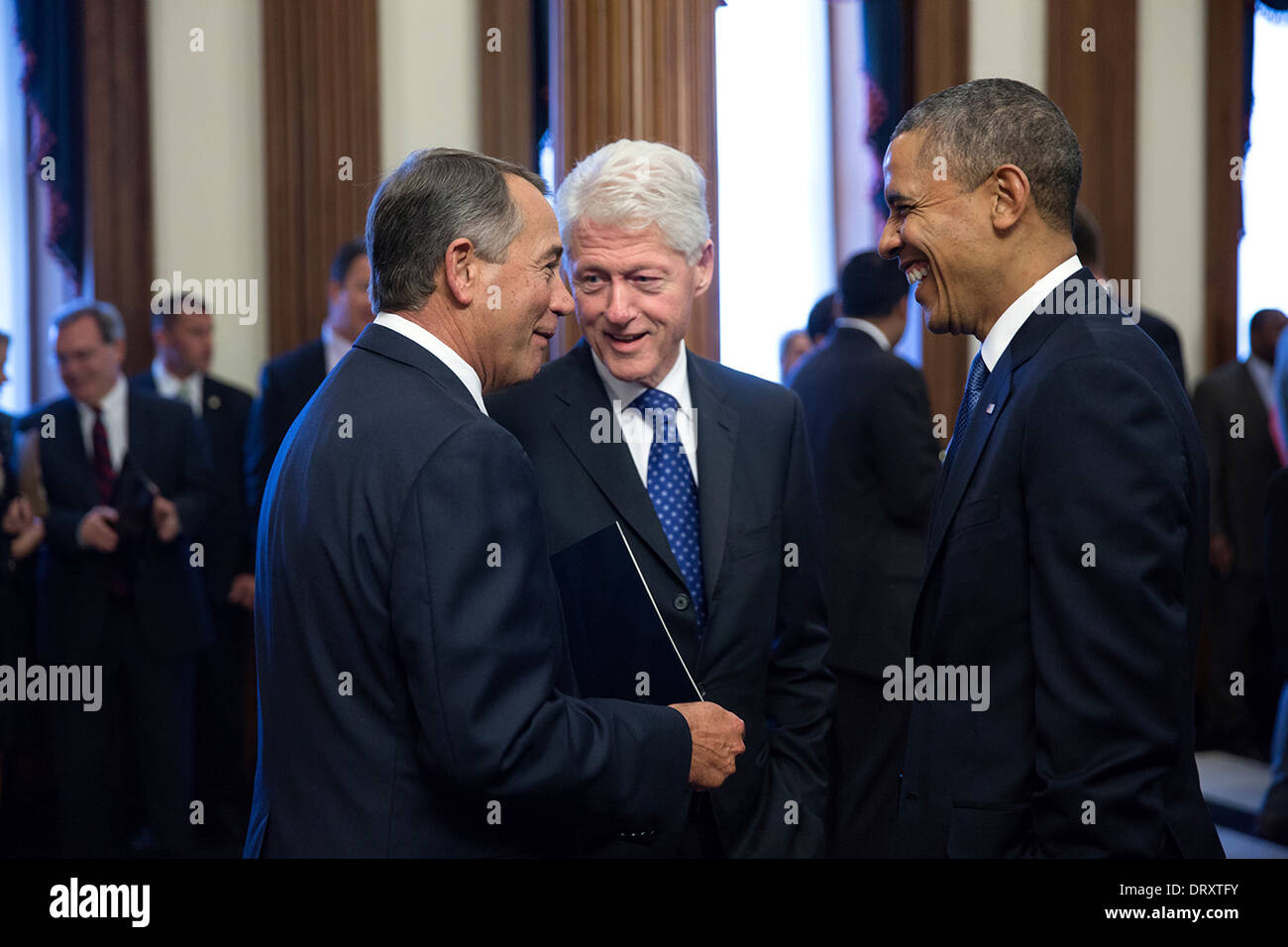US-Präsident Barack Obama und ehemaligen Präsidenten Bill Clinton mit House Speaker John Boehner vor einer Trauerfeier für ehemalige Haus Sprecher Tom Foley im US Capitol 29. Oktober 2013 in Washington, DC zu sprechen. Stockfoto