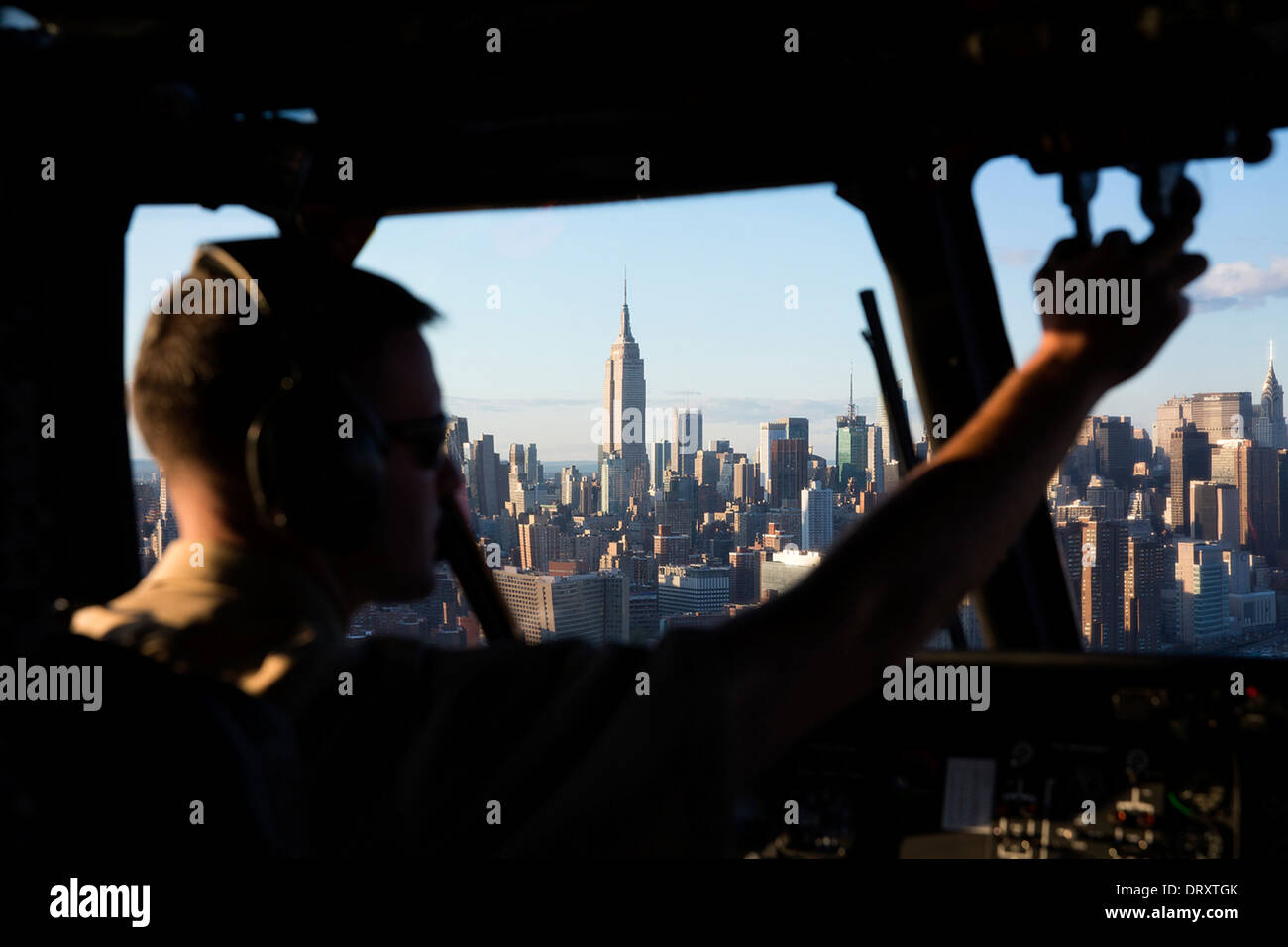 Blick auf die Skyline von Manhattan aus in zwei Nighthawk Helikopter während eine Fliege über 25. Oktober 2013 in New York, NY. Stockfoto