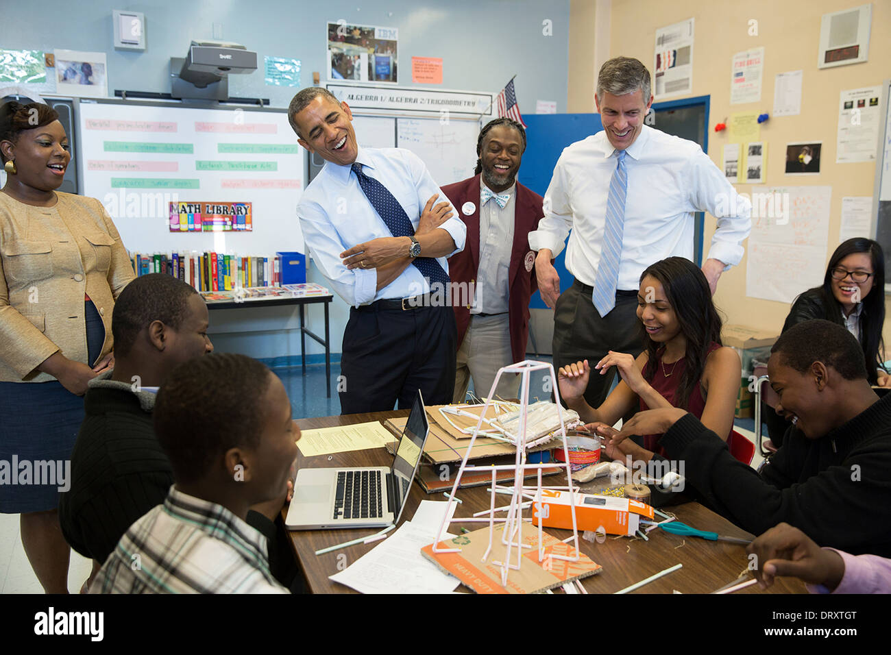 US Präsident Barack Obama und Bildung Arne Duncan einem Klassenzimmer an den Bahnen in Technologie Early College High School 25. Oktober 2013 in Brooklyn, New York besuchen. Stockfoto