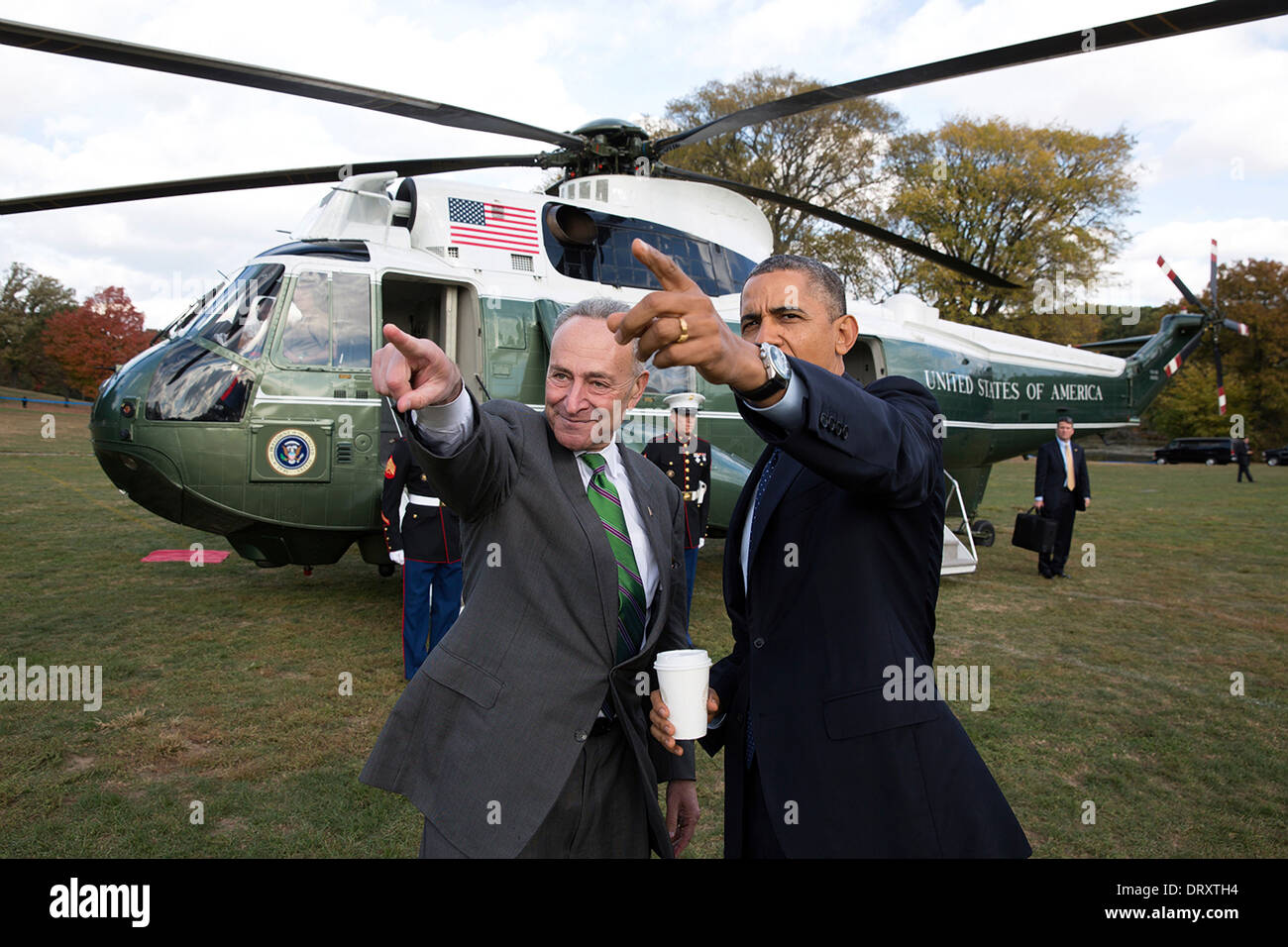 US-Präsident Barack Obama ist bei der Ankunft an Bord der Marine One bei der Landezone Prospect Park 25. Oktober 2013 in New York, New York Senator Chuck Schumer gedeckt. Stockfoto