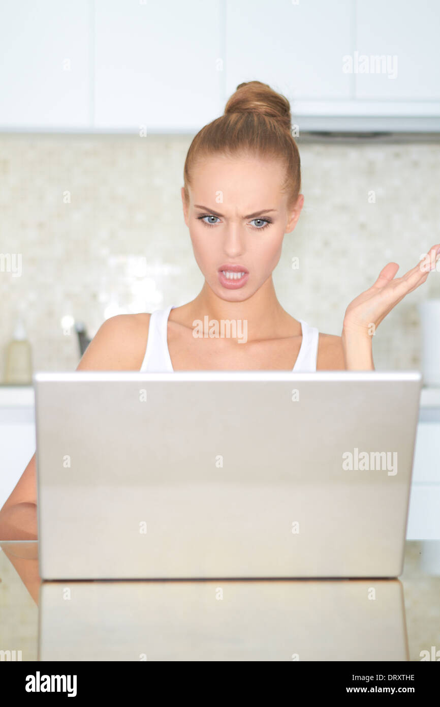 Frau betrachten Laptop in horror Stockfoto