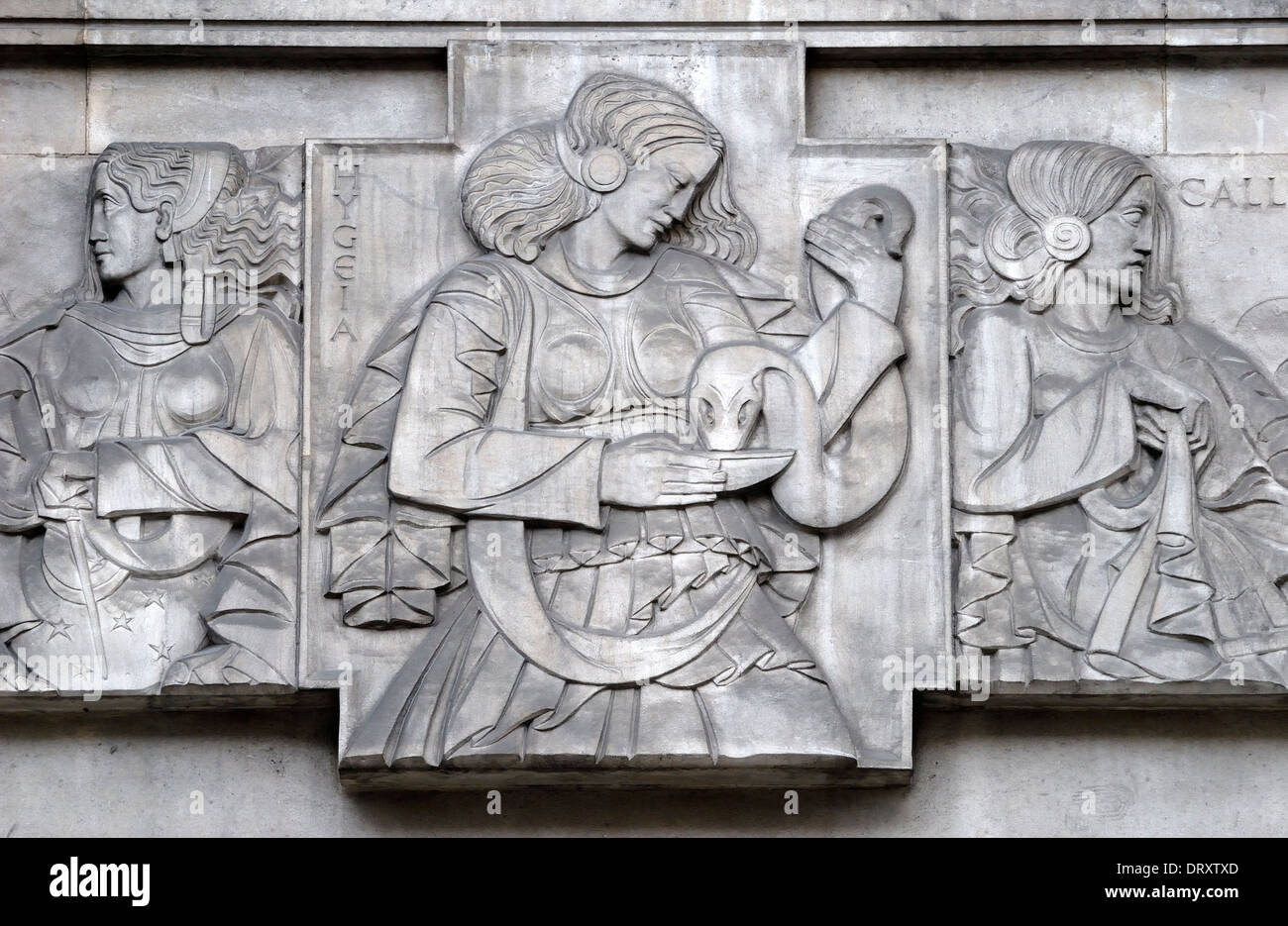 London, England, Vereinigtes Königreich. Die Princess Royal Krankenschwestern Home, Bas Reliefskulptur (Eric Aumonier) Hygeia, flankiert von den neun Musen. Stockfoto