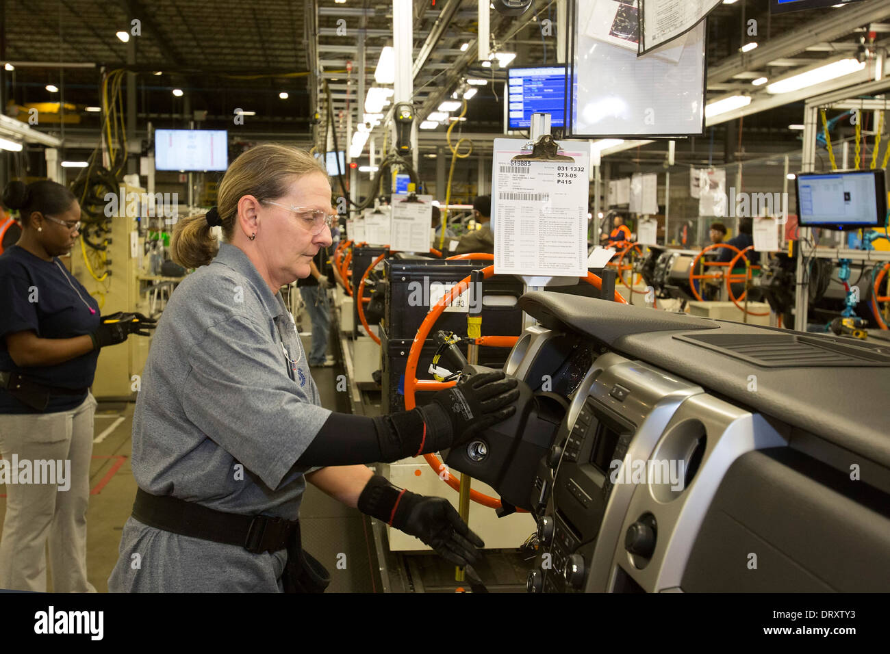 Arbeiter machen Dashboards für Ford in Detroit Manufacturing Systems Stockfoto