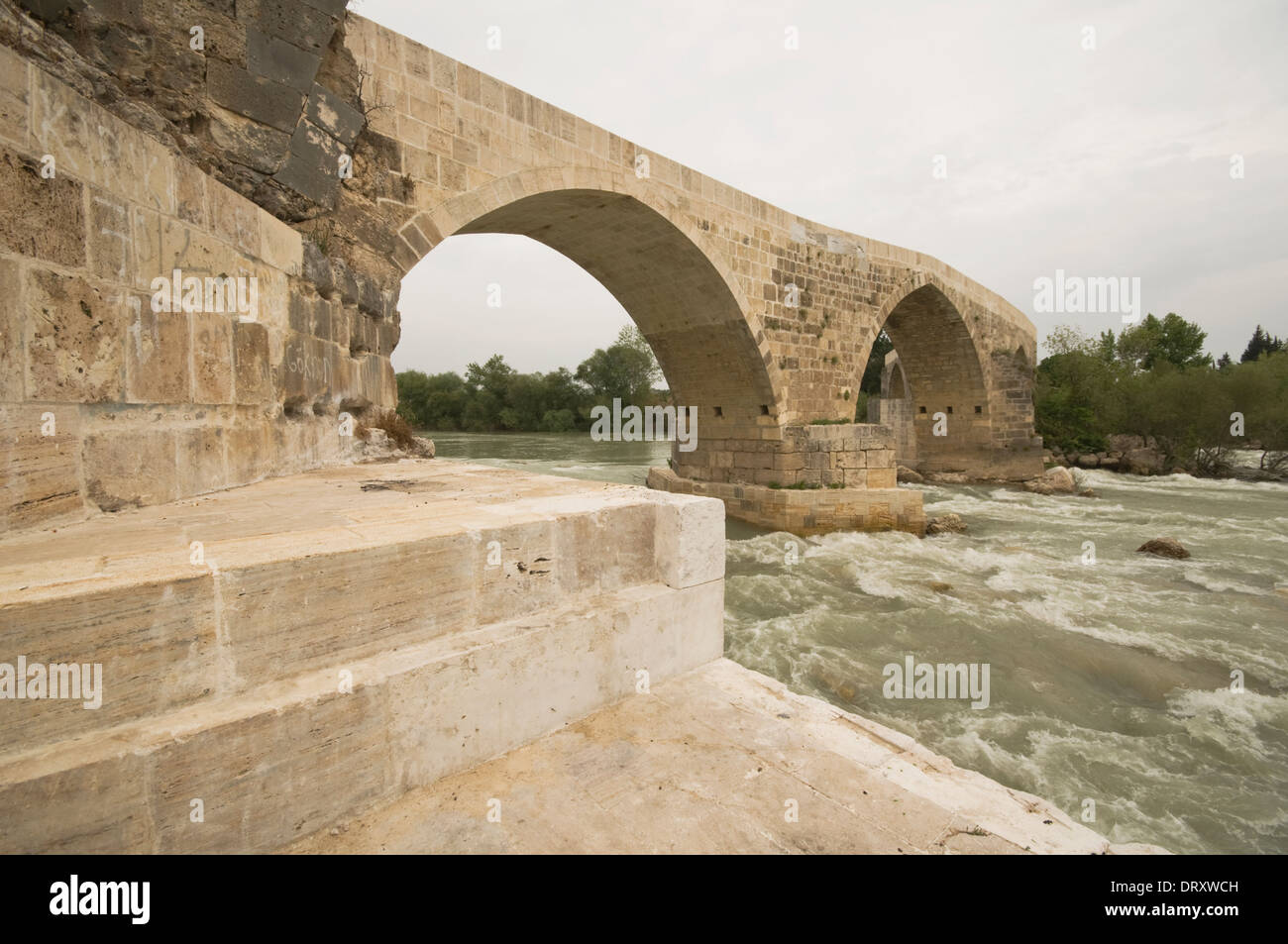 Asien, Türkei, westliches Mittelmeer, Aspendos, Belkis (Crooked) Brücke, auf der Grundlage Roman, gebaut im Jahre 1219 von Kaiser Alaadinn Keykubat Stockfoto