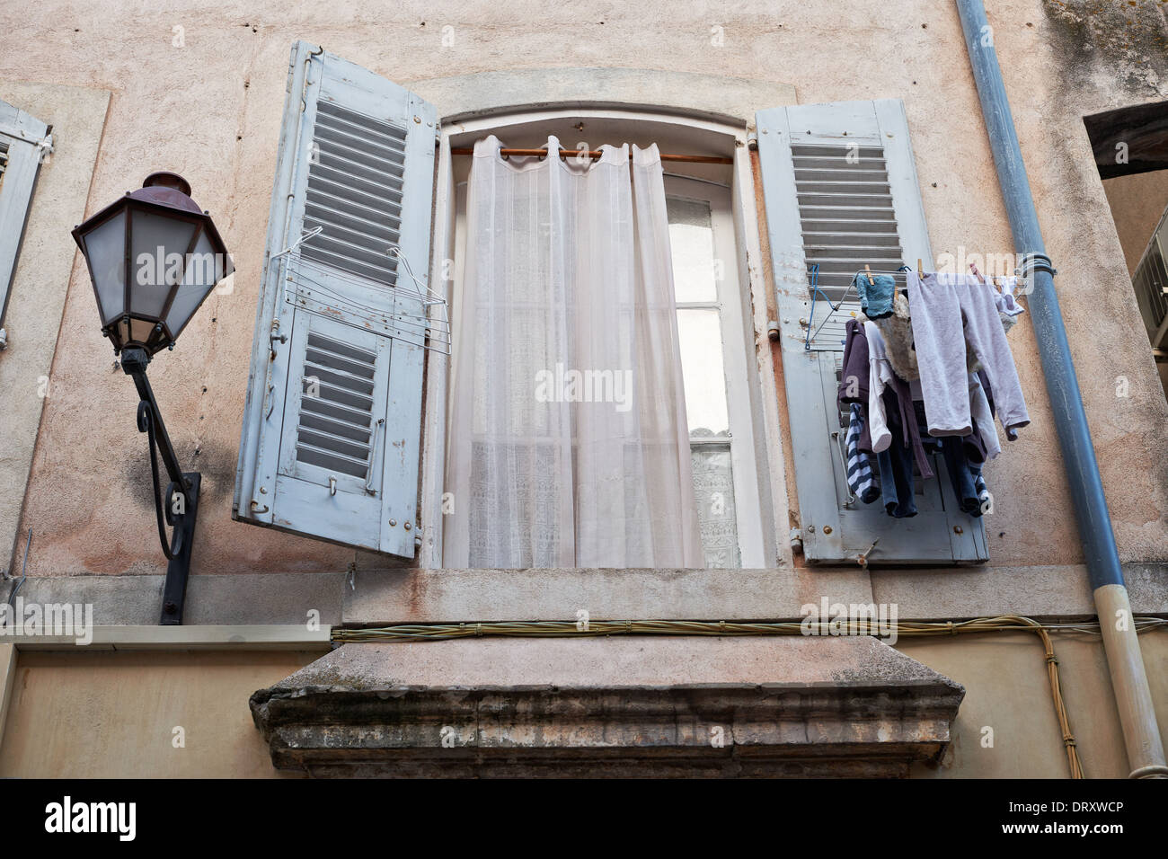 Fenster des alten Hauses in Saint Tropez Stadt, Provence, Südfrankreich Stockfoto
