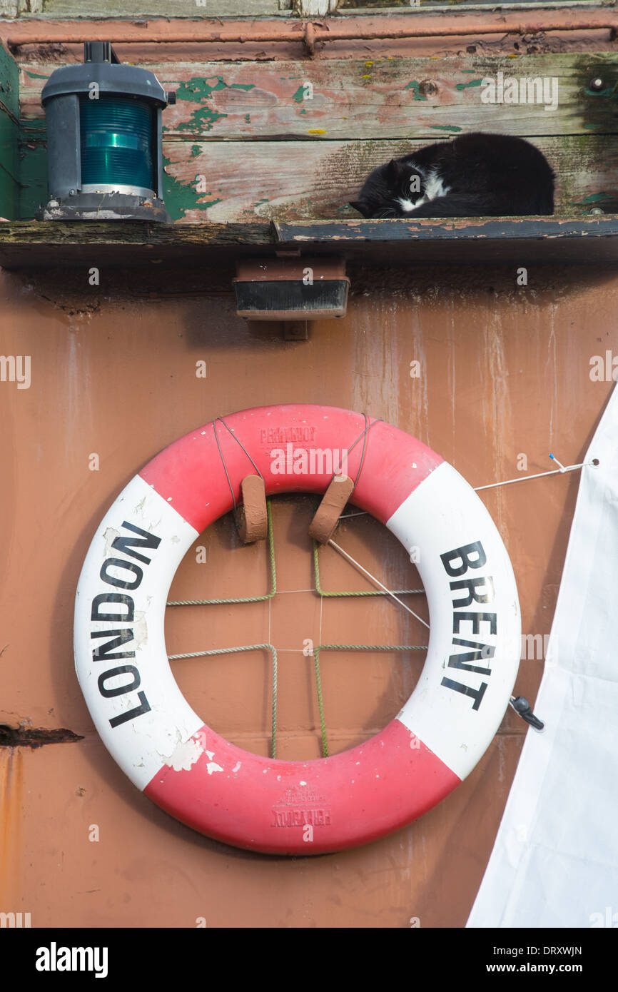 Ein Boot vor Anker in der Blackwater-Mündung, Maldon, UK, Dezember 2013 Stockfoto