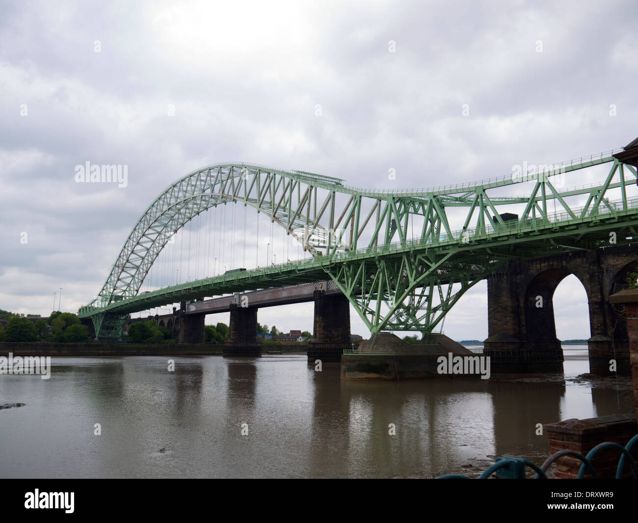 Runcorn und Widnes Straßen- und Eisenbahnbrücken Stockfoto