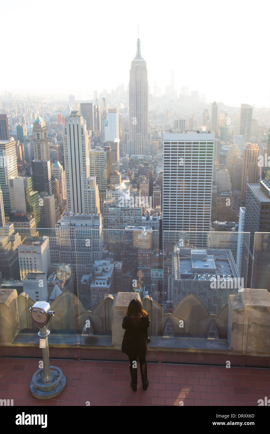 Eine Frau Sieht In Der Ansicht Von The Top Of The Rock Anzeigen Plattform Das Rockefeller Center Nyc Stockfotografie Alamy