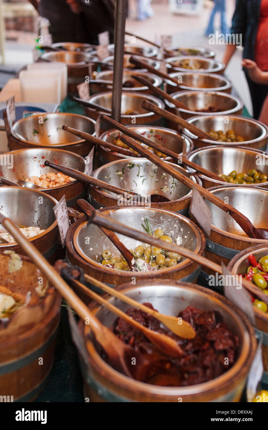 Oliven zum Verkauf an Stroud Farmers' Market, Gloucestershire UK Stockfoto