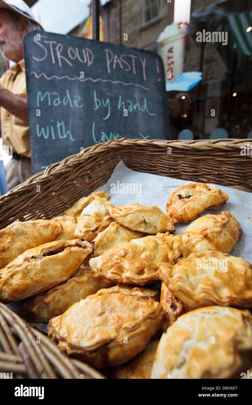 Die Stroud Teigfladen auf Bauernmarkt in Stroud, Gloucestershire UK Stockfoto