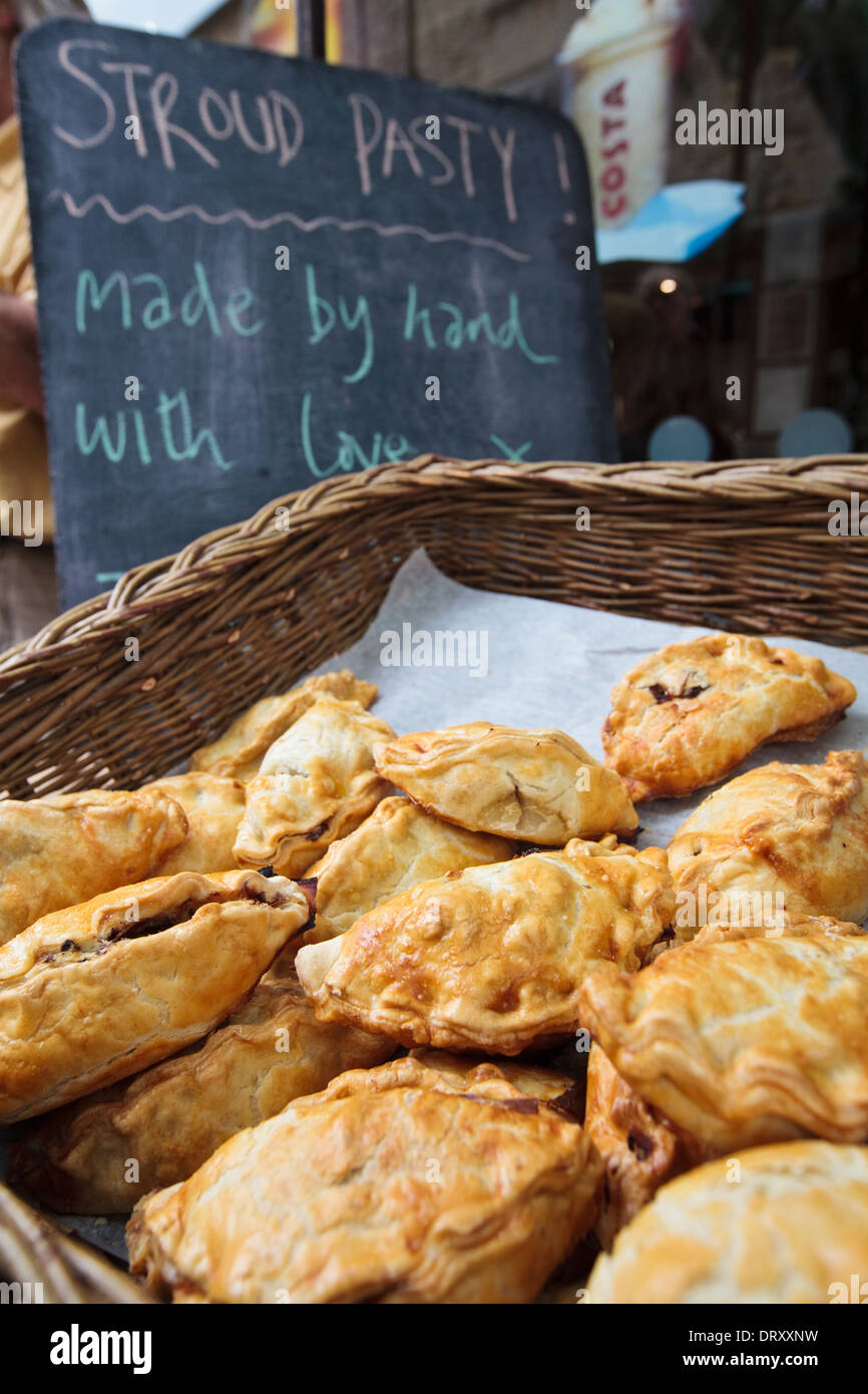 Die Stroud Teigfladen auf Bauernmarkt in Stroud, Gloucestershire UK Stockfoto