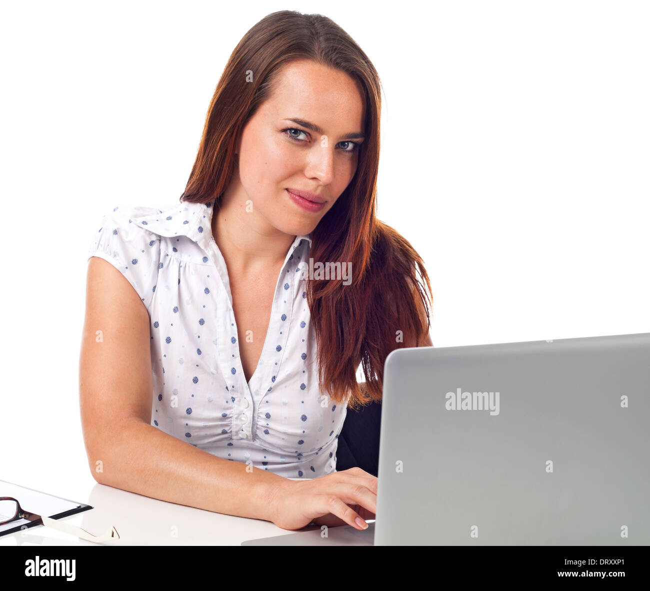 Hübsche Frau, die Arbeiten am Laptop, isoliert auf weiss Stockfoto