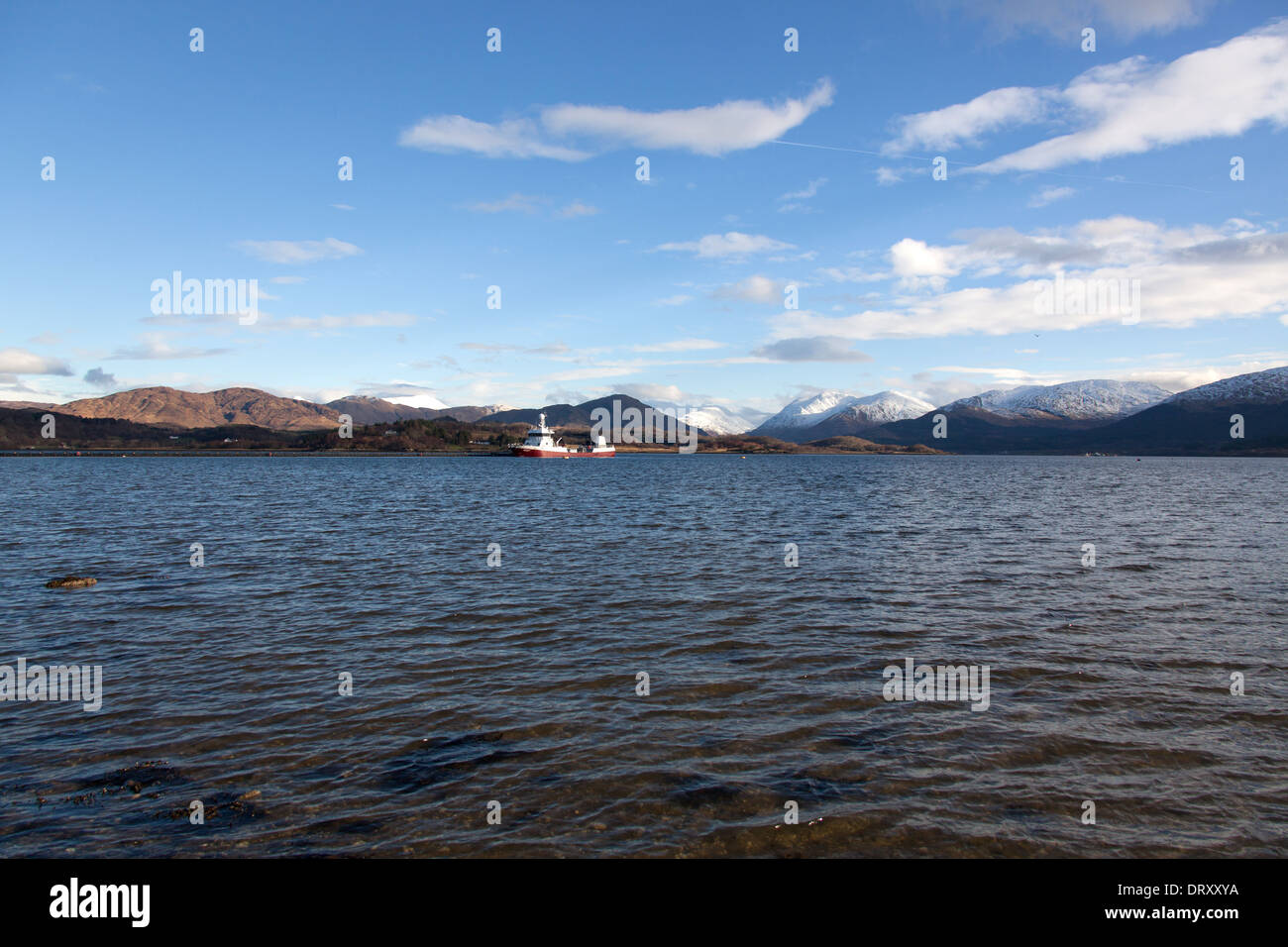 Loch Crerans, Schottland. Malerische Aussicht auf Loch Crerans mit einer Schnee caped Morvern Halbinsel im Hintergrund. Stockfoto