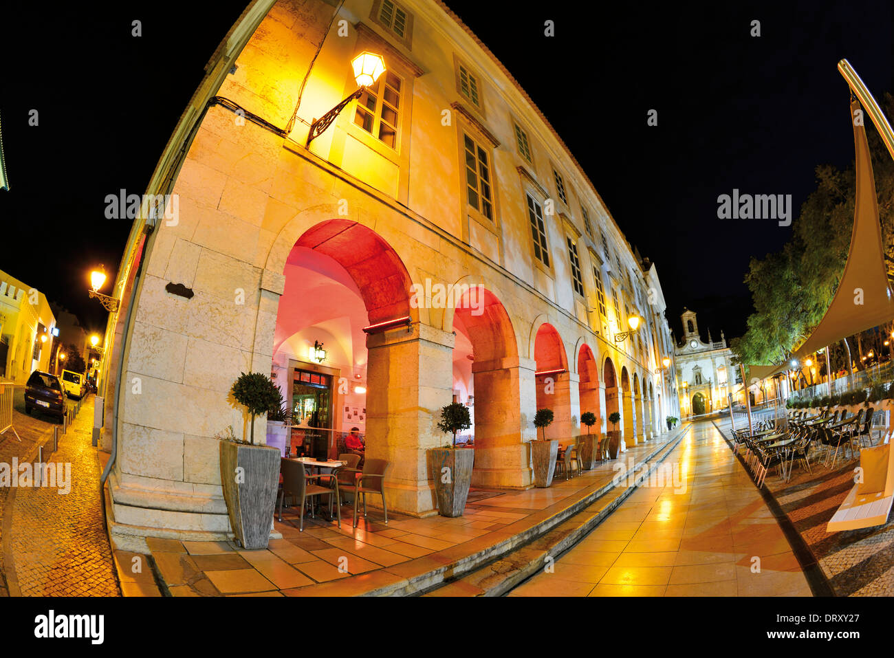 Portugal, Algarve: Nächtlich beleuchteten Arcade-Bau der "Columbus-Bar" in der Innenstadt von Faro Stockfoto