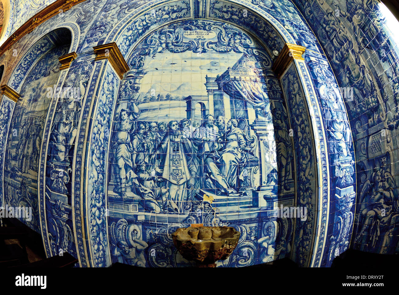 Portugal, Algarve: Historische Fliesen mit Szenen aus dem Leben von Saint Laurence in der Kirche Igreja de Sao Lourenco in Almansil Stockfoto