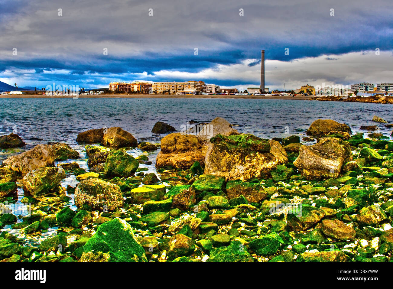 Blick auf eine alte Fabrikschornsteinen nahe dem Meer Stockfoto