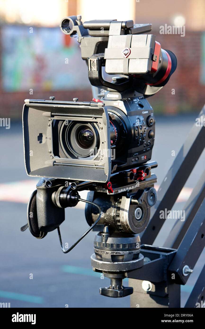 canon eos C Film tv-Kamera auf Mikrofonstativ Standort im Freien in großbritannien Stockfoto