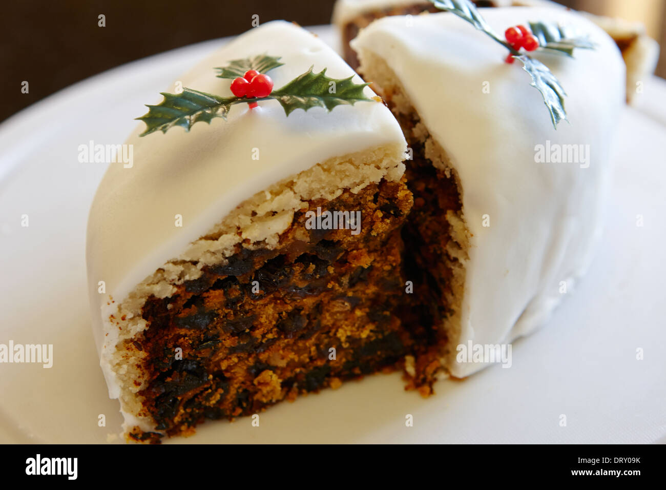 Schneiden Sie Abschnitte einer Weihnacht Obstkuchen Stockfoto