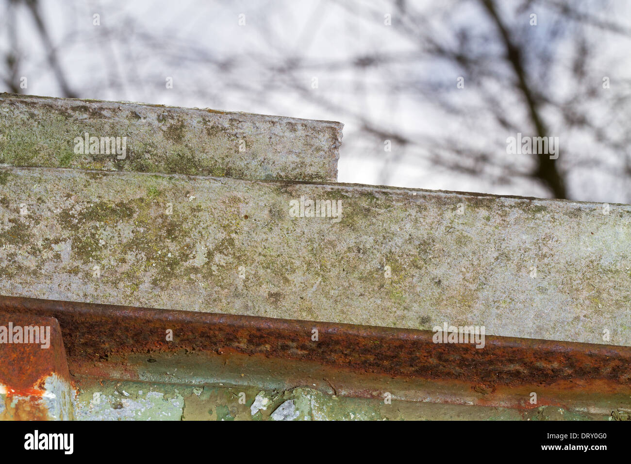 Detail der Asbest Dach auf einem rostigen Rahmen Stockfoto