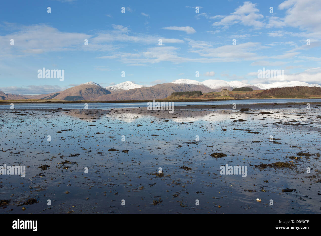 Loch Laich, Schottland. Malerische Winter Blick auf Loch Laich mit dem 14. Jahrhundert Castle Stalker im Vordergrund. Stockfoto