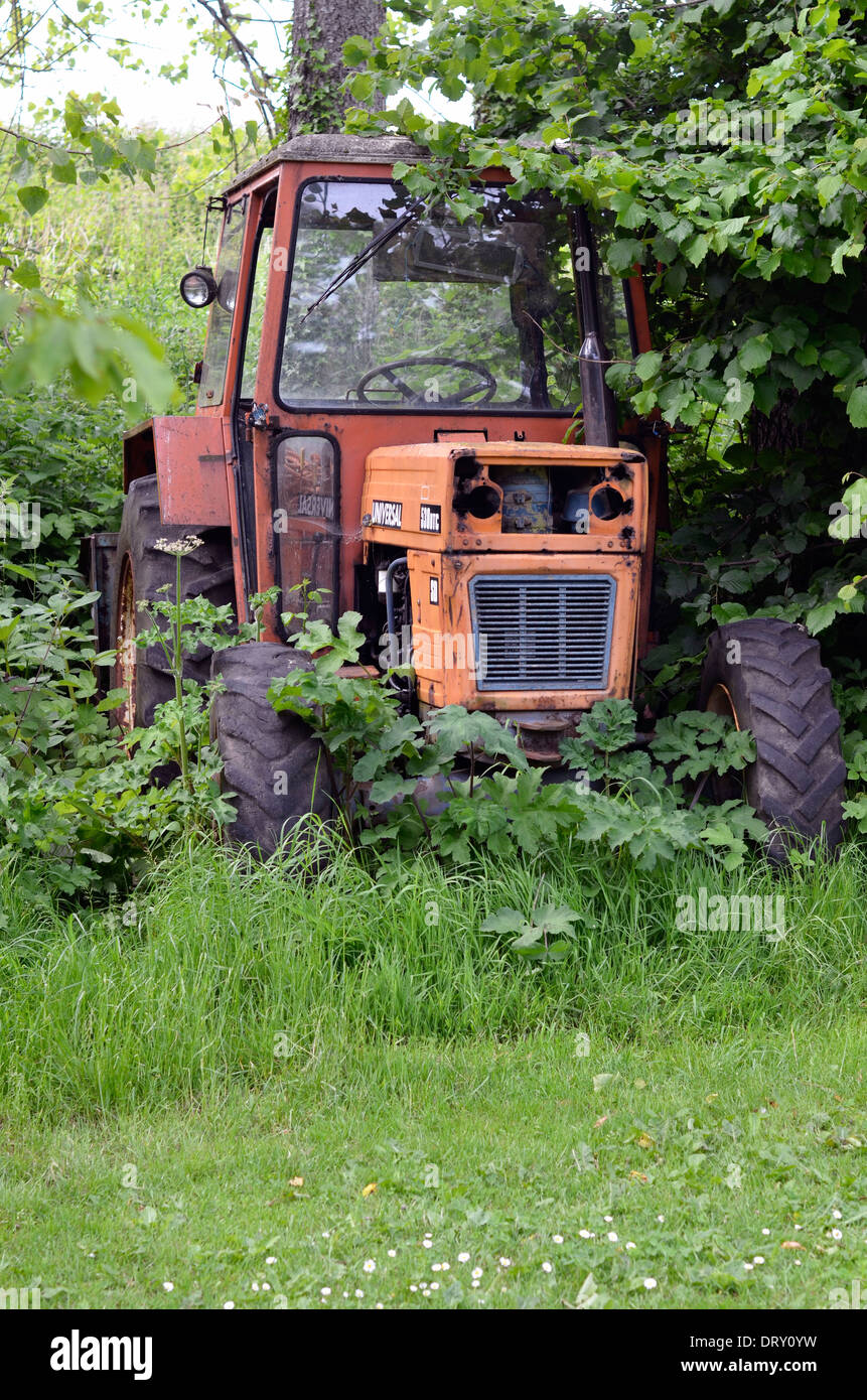 verlassenen Bauernhof Traktor Stockfoto