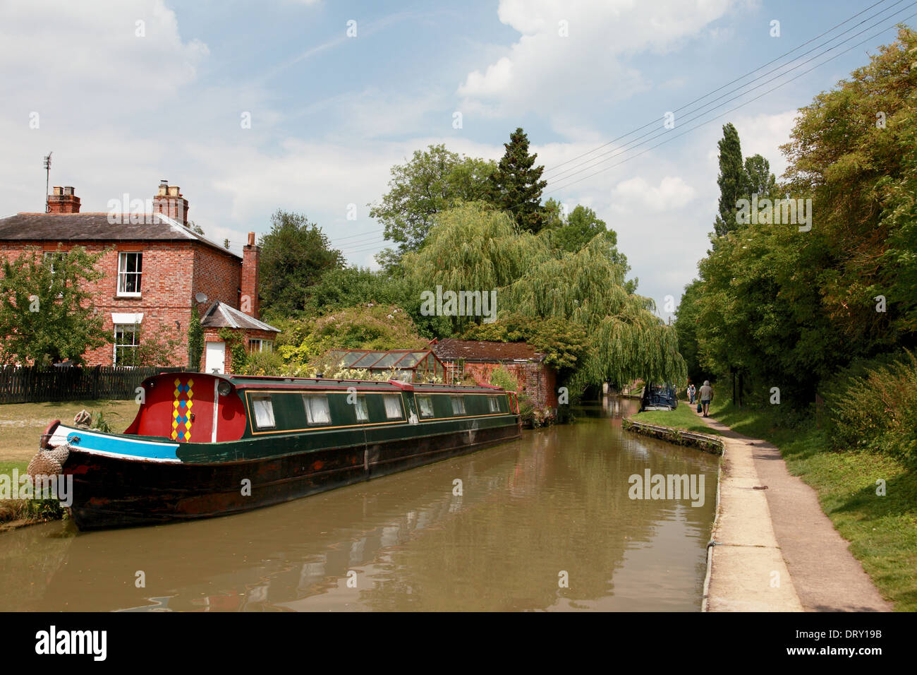 Ein Narrowboat vertäut am Oxford-Kanal in das Dorf Cropredy, Oxfordshire Stockfoto