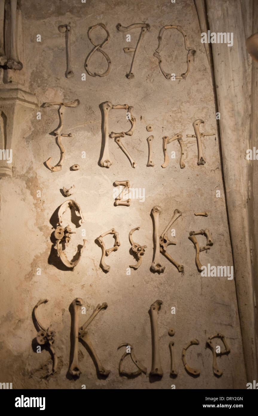 Inschrift in Knochen im Haus von Knochen, Kutna Hura, Prag Stockfoto