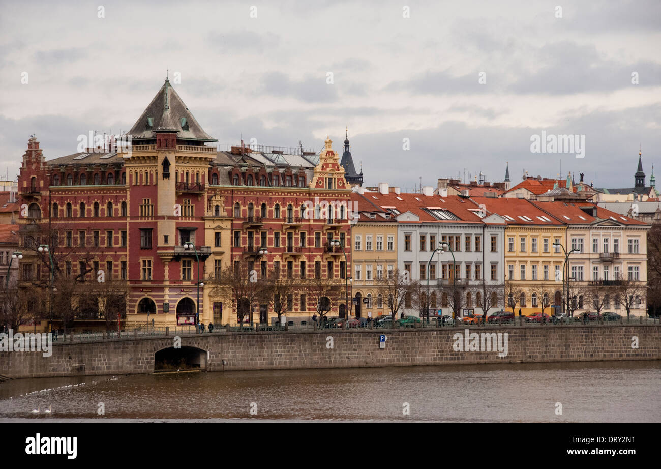 Ansicht von Gebäuden und Architektur entlang des Flusses Vitava Prag Stockfoto